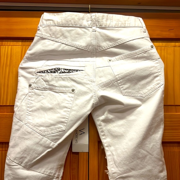 Vinti Andrews. White straight jeans with laces. Size 27, runs small. Buttons. - Picture 5 of 10